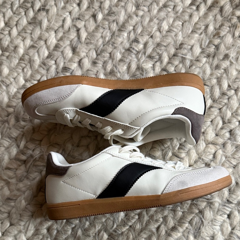 Universal Thread White and Black Athletic Shoes